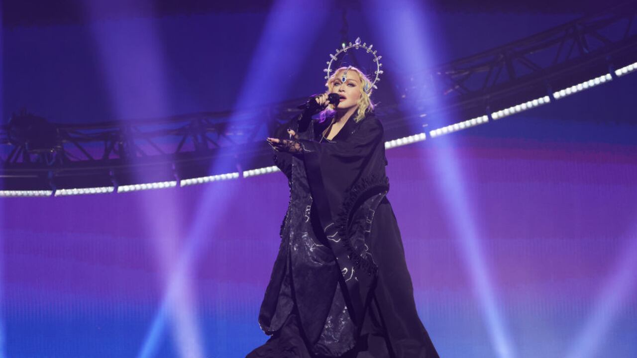 LONDRES, INGLATERRA – 14 DE OCTUBRE: (Cobertura exclusiva) Madonna actúa durante la noche inaugural de The Celebration Tour en el O2 Arena el 14 de octubre de 2023 en Londres, Inglaterra.
