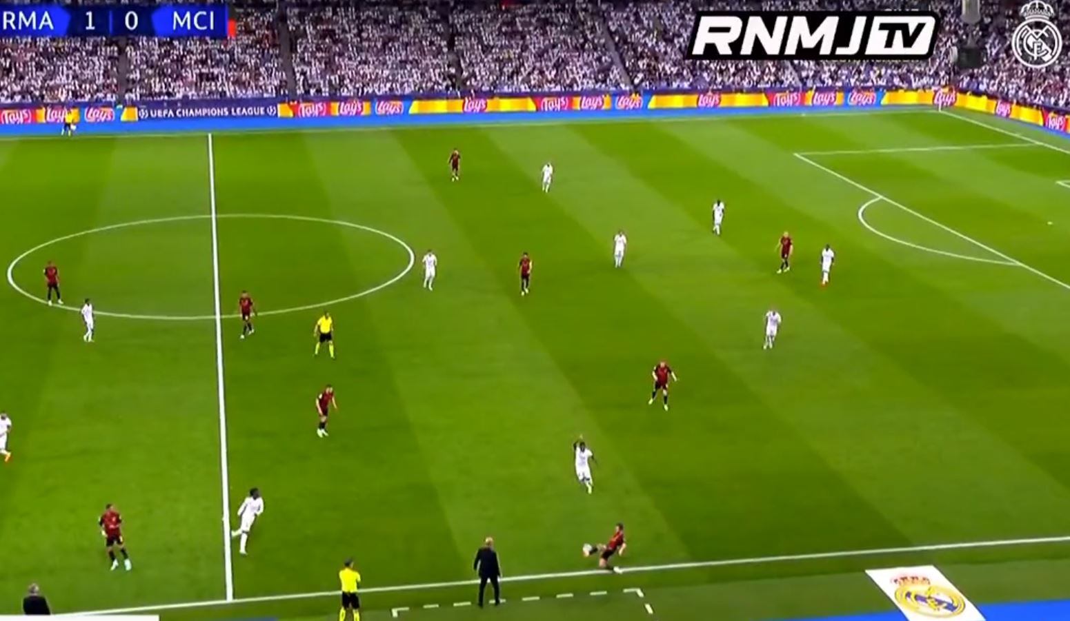 La jugada polémica en la que Bernardo Silva, del Manchester City, recibe el balón fuera del campo. Ahí comenzó la acción para el empate del equipo inglés.