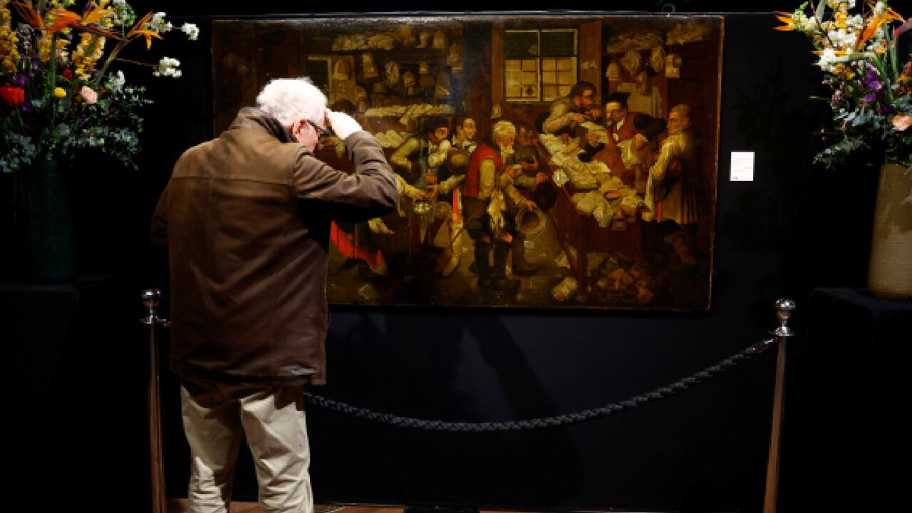 Pieter Brueghel: La obra conocida como “L’Avocat du village” será subastada en París tras permanecer escondida en una casa donde sus habitantes no sabían del valor de la pintura que tenían adornado su cuarto de televisión.