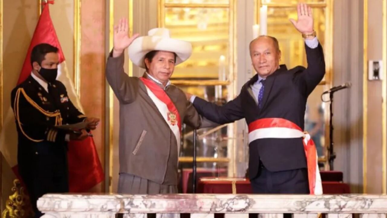 El presidente Pedro Castillo junto al exministro de Transportes, Juan Silva, que hoy se encuentra prófugo de la justicia