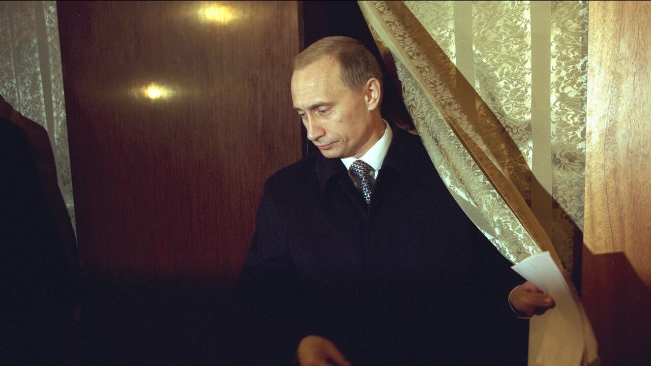 Según el autor del libro, estos métodos llevan la impronta de la antigua KGB. Una estrategia que buscaba recolectar información privilegiada.