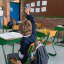 Niño en la escuela haciendo preguntas a una enfermera sobre la pandemia de COVID-19 - conceptos educativos