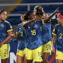 Linda Caicedo (C) de Colombia celebra después de anotar contra Ecuador durante el partido de fútbol de la primera ronda de la Copa América Femenina en el estadio Pascual Guerrero en Cali, Colombia, el 17 de julio de 2022. (Foto de Juan BARRETO / AFP)