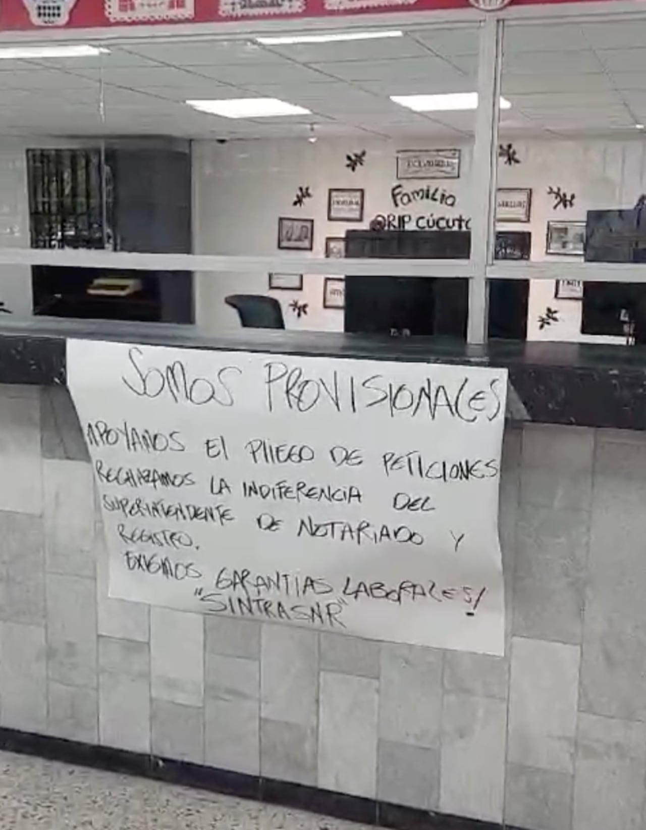 Cartel de sindicatos de la Superintendencia de Notariado y Registro.