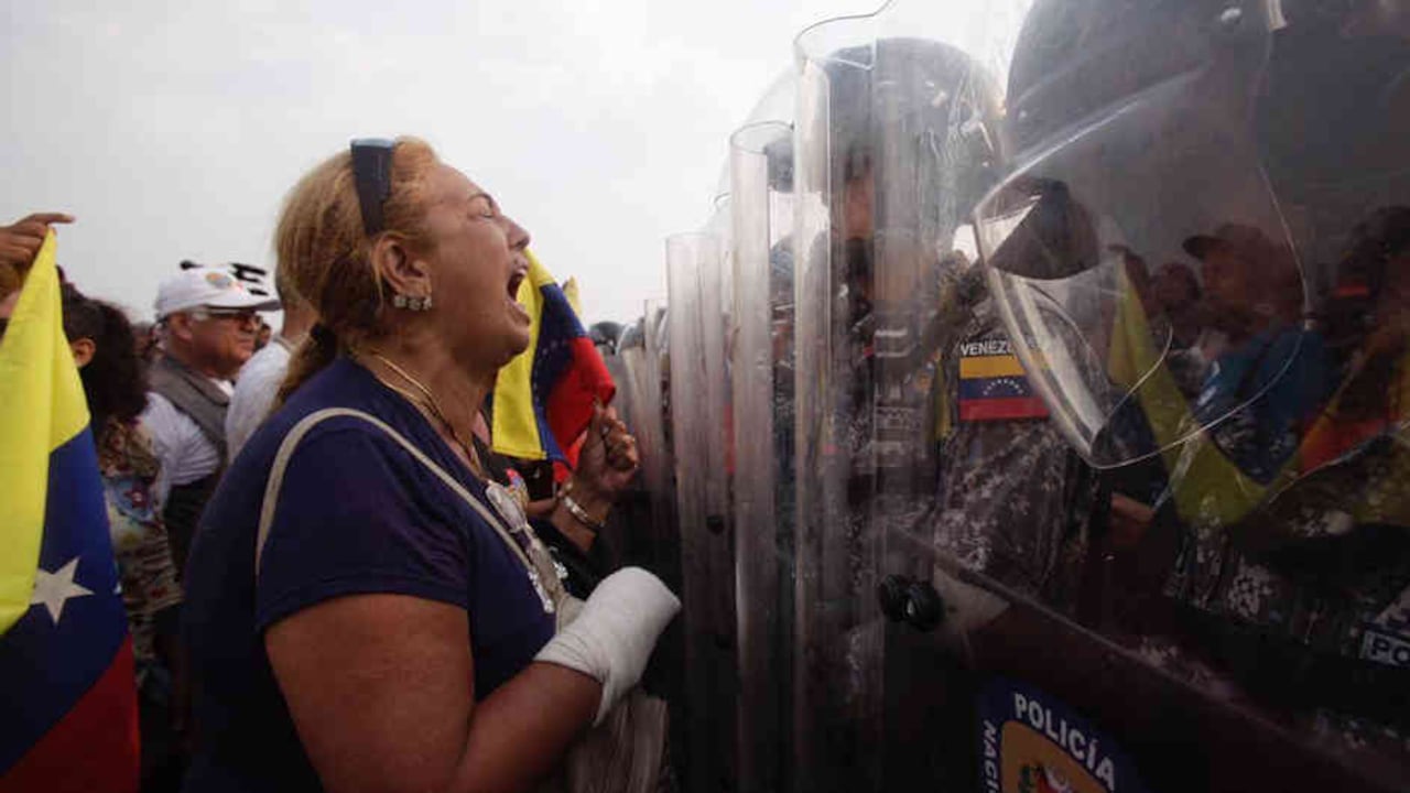 La guardia venezolana armó un escudo humano para no dejar pasar flujo de personas ni ayudas humanitarias.