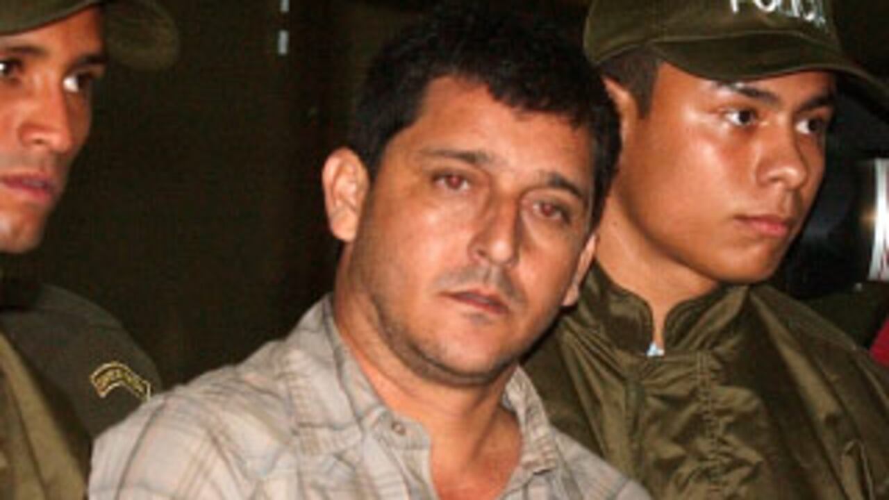 Ever Veloza fue capturado pr la Dijín el martes pasado. Le esperan muchos años de cárcel por haber abandonado el proceso de paz. Arriba, durante su desmovilización en 2004