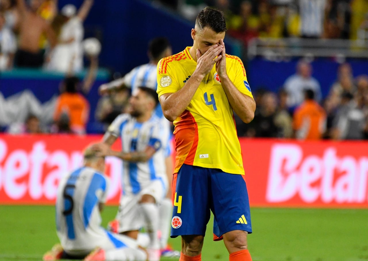 Santiago Arias se lamenta tras terminar la final de la Copa América 2024.