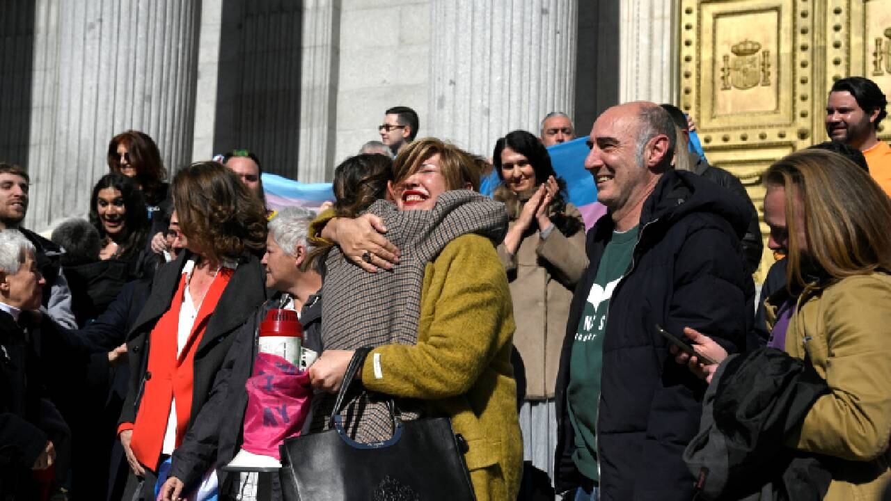 Mientras la comunidad LGBTI celebra, algunos sectores mantienen su oposición frente a la normativa.