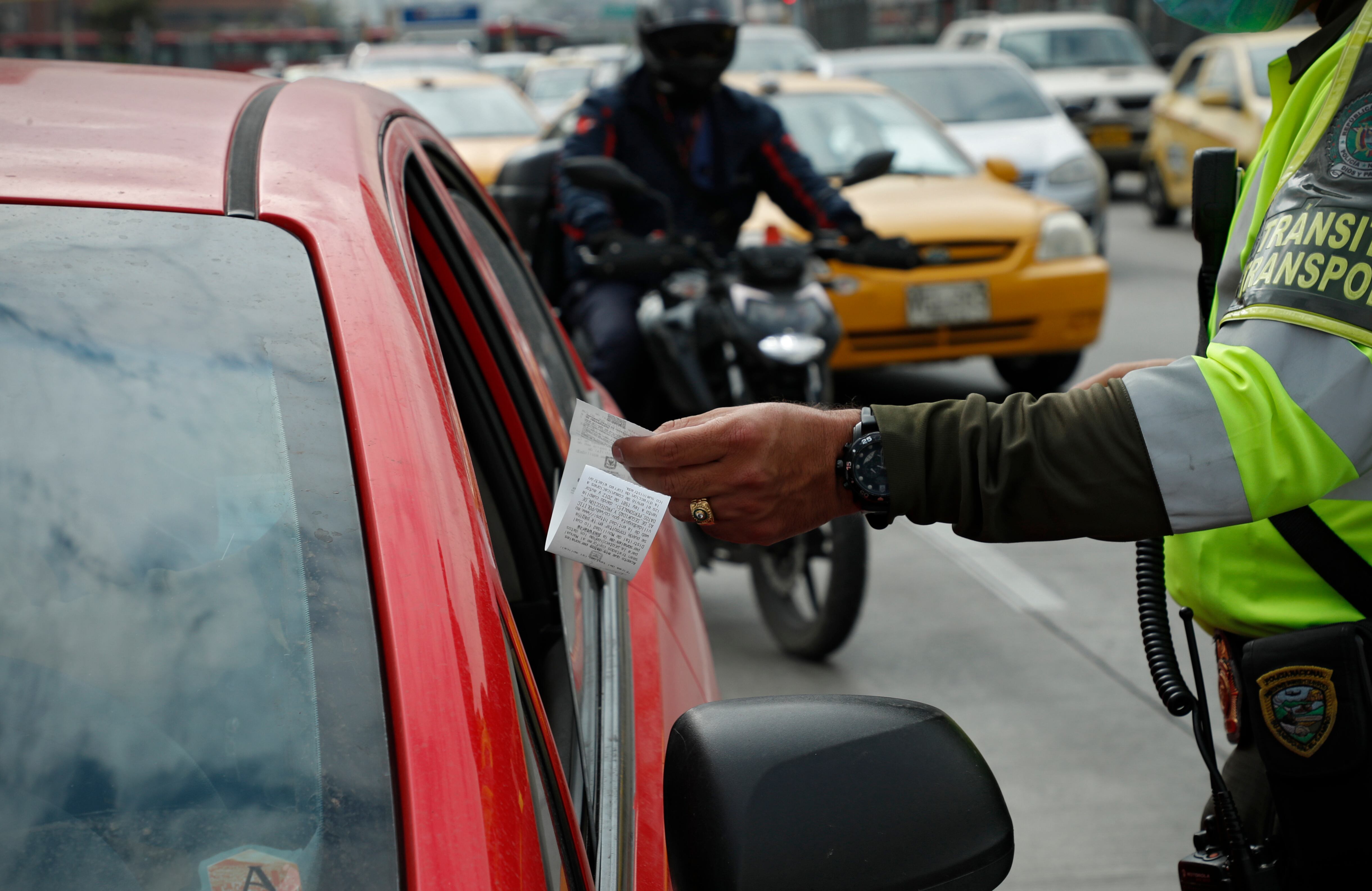 Movilidad en Bogotá en la primera semana de pico y placa todo el día puesto de control policía de tránsito
Comparendo 
Bogotá enero 12 del 2022
Foto Guillermo Torres Reina