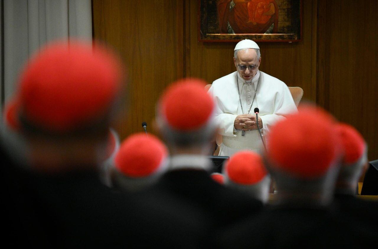 El papa León XIV recibe a los miembros del Colegio Cardenalicio y explica la elección del nombre pontificio.