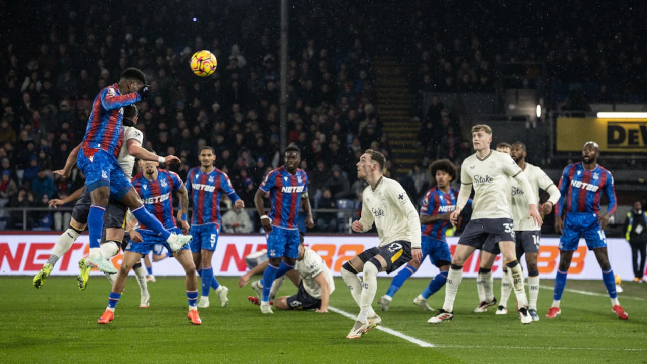 Jefferson Lerma de Crystal Palace mete el balón en la red solo para que su esfuerzo sea anulado por fuera de juego.