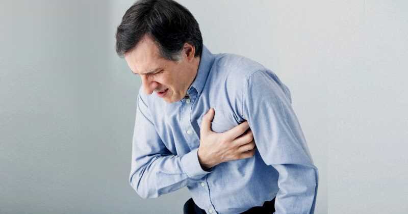 Los síntomas en hombres son similares a los observados en mujeres: presencia de un bulto o engrosamiento en el tejido mamario, cambios en la piel que cubre la mama, como hoyuelos, arrugas o enrojecimiento, y en ocasiones, hundimiento o secreción en el pezón.