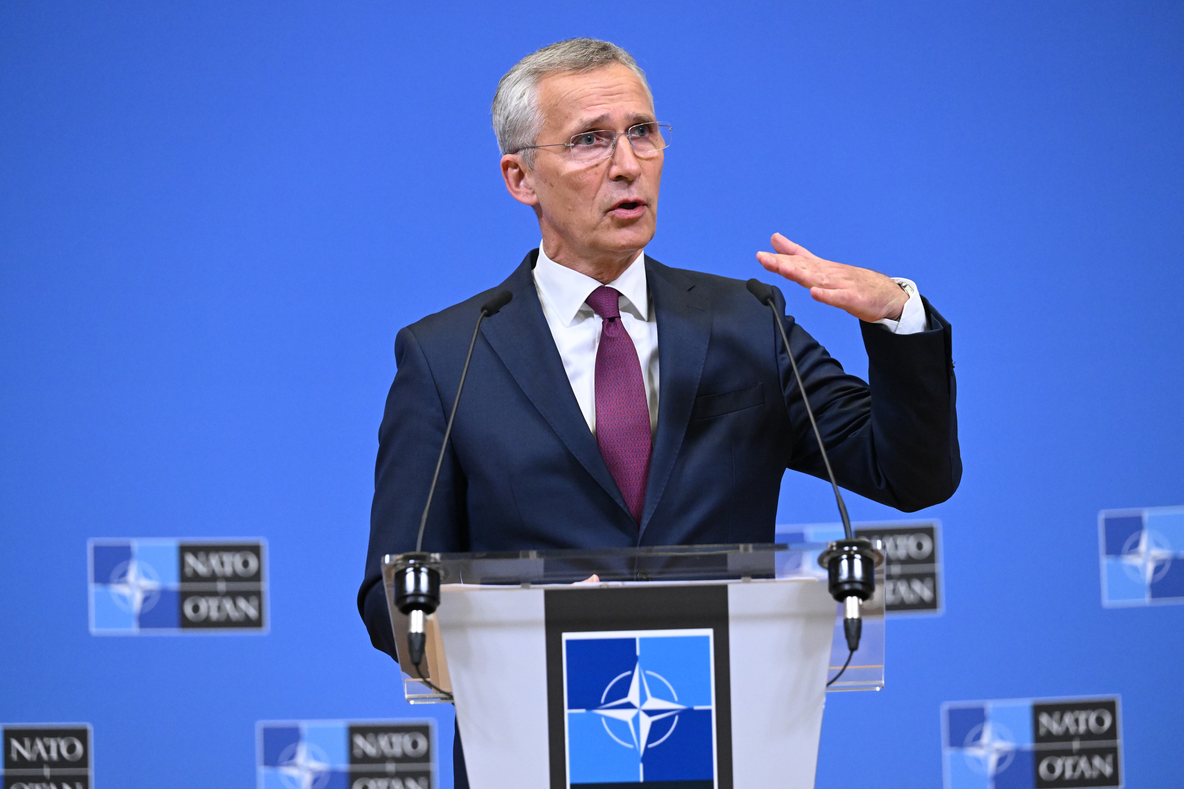 El Secretario General de la Organización del Tratado del Atlántico Norte (OTAN), Jens Stoltenberg, hace declaraciones durante una conferencia de prensa celebrada después de una reunión a la que asistieron delegaciones de Turkiye, Finlandia y Suecia, en Bruselas