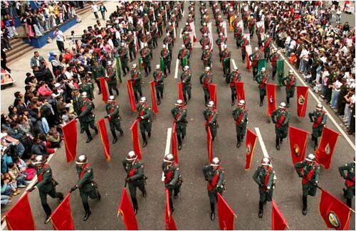 Así se ve el desfile desde la Catedral Primada, junto a la histórica Casa Museo del 20 de julio. 