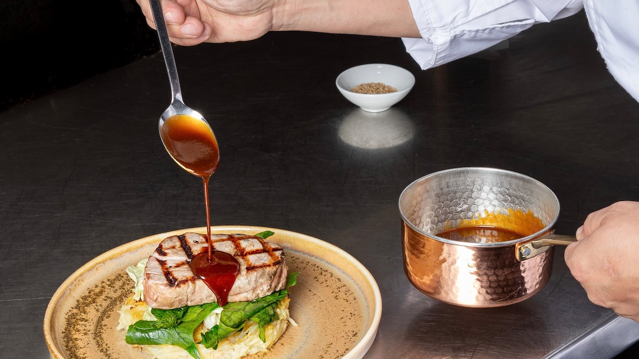 El Restaurante Nazca tiene una carta de aproximadamente 70 platos de alta cocina.