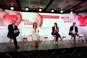 Ariel Soto, editor de Foros Semana; Adriana Torres, coordinadora del Programa de Recertificación Cardiopar de la Sociedad Colombiana de Cardiología; Luisa Fernanda Muriel, directora ejecutiva de la Fundación Infantil Santiago Corazón; y Edwin Teodoro Ruiz, químico farmacéutico del programa Cuidamos Tu salud de Farmatodo.