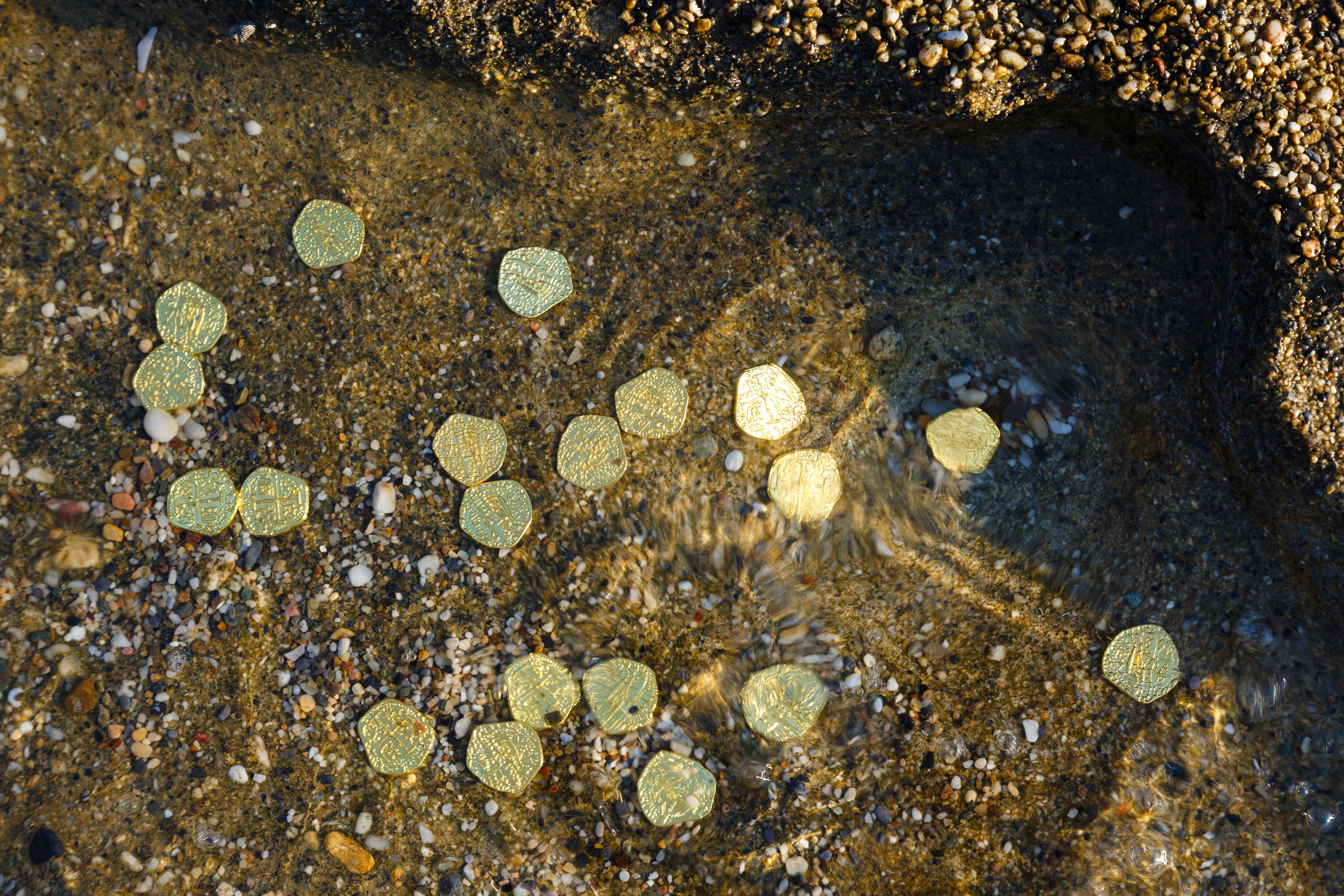 Monedas de oro silmilares a las halladas  del naufragio de la Flota española de 1715 frente a la costa de Florida.
