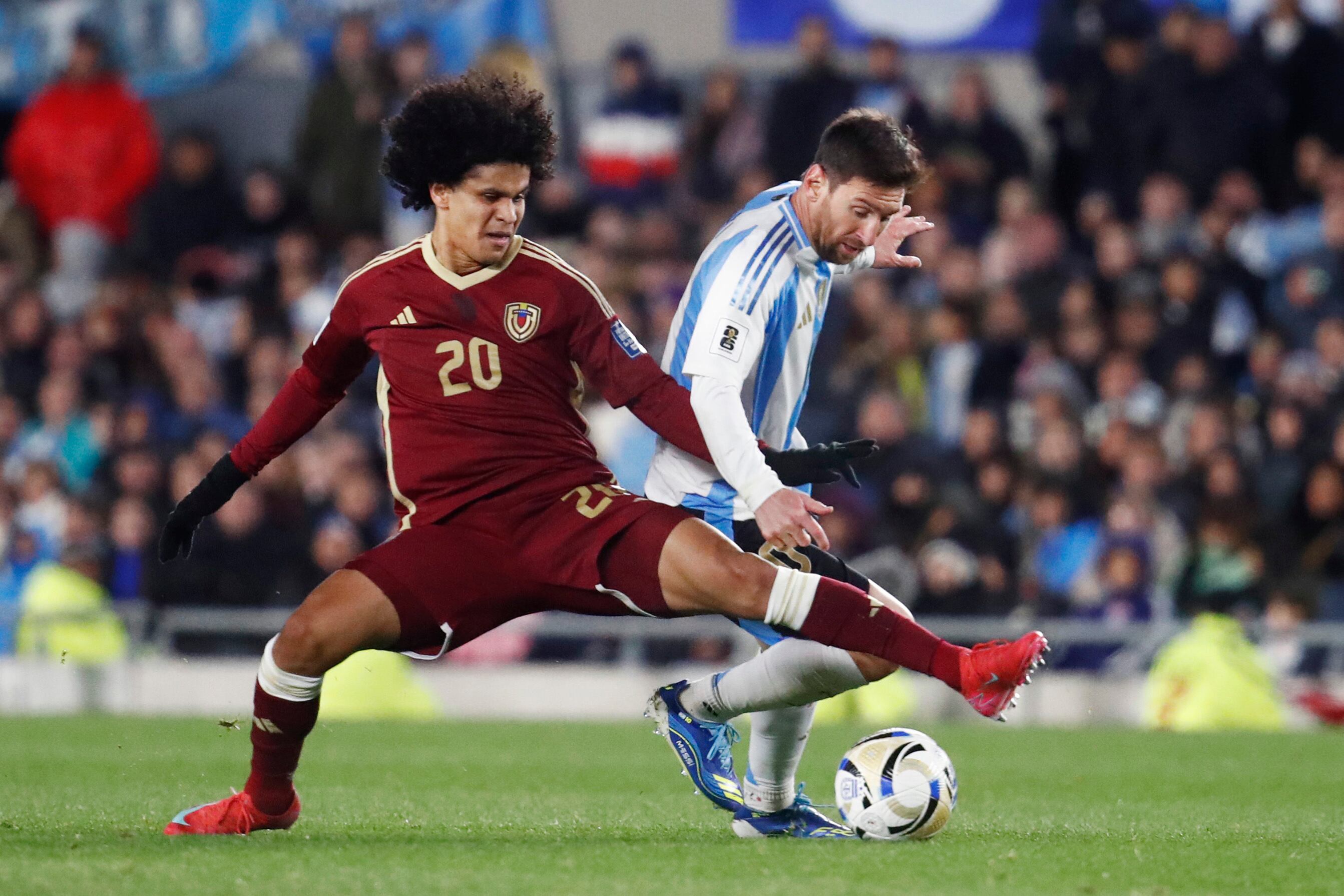 Eduard Bello contra Messi en las Eliminatorias.