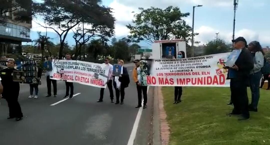 Plantón al frente de la Fiscalía de los familiares de los cadetes asesinados por el ELN en el atentado a la Escuela de Policía General Santander.