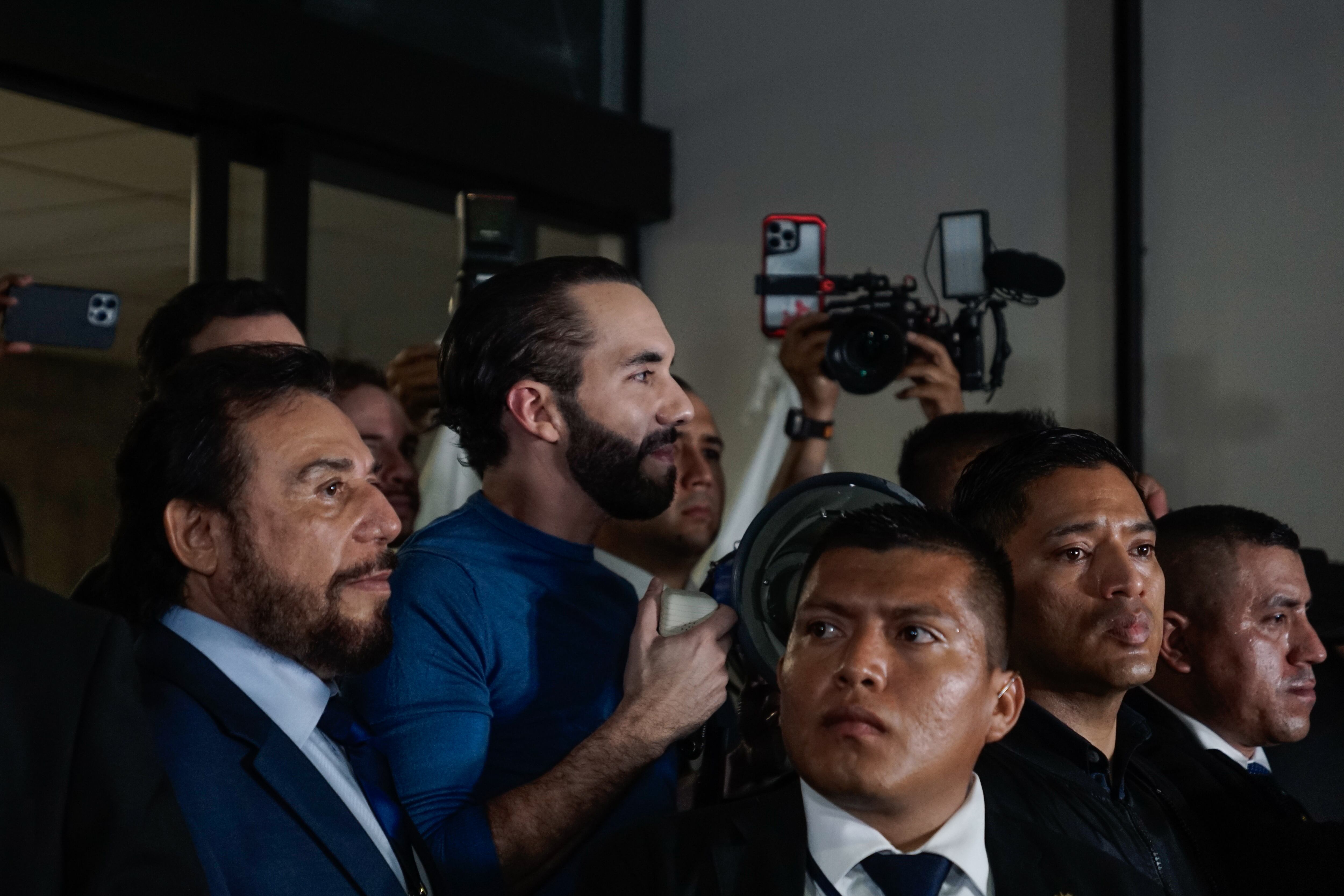 Nayib Bukele, presidente de El Salvador, junto al vicepresidente, Félix Ulloa habla con un megáfono luego de registrar su reelección en las oficinas del Tribunal Supremo Electoral el 27 de octubre de 2023 en San Salvador.