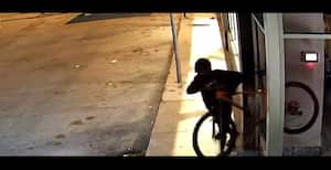 Atracaron la tieda de Rigoberto Urán en Miami. "Mijitos, les presentó mi nuevo embajador de marca en Miami, aún no lo conozco pero espero que haga muy bien su trabajo. Si quiere mañana pasa por mi tienda a reclamar los uniformes. 2223 SW 13th Av, Miami, FL, 33145", escribió el ciclista.