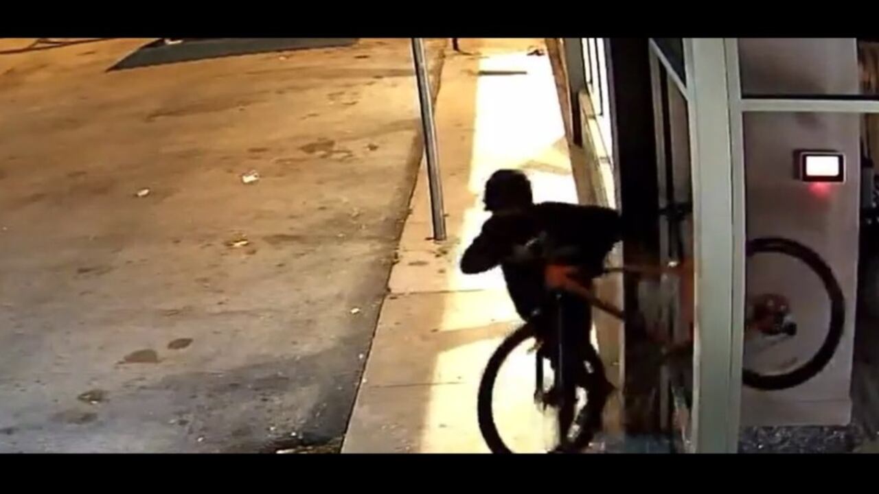 Atracaron la tieda de Rigoberto Urán en Miami. "Mijitos, les presentó mi nuevo embajador de marca en Miami, aún no lo conozco pero espero que haga muy bien su trabajo. Si quiere mañana pasa por mi tienda a reclamar los uniformes. 2223 SW 13th Av, Miami, FL, 33145", escribió el ciclista.