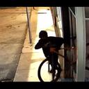 Atracaron la tieda de Rigoberto Urán en Miami. "Mijitos, les presentó mi nuevo embajador de marca en Miami, aún no lo conozco pero espero que haga muy bien su trabajo. Si quiere mañana pasa por mi tienda a reclamar los uniformes. 2223 SW 13th Av, Miami, FL, 33145", escribió el ciclista.