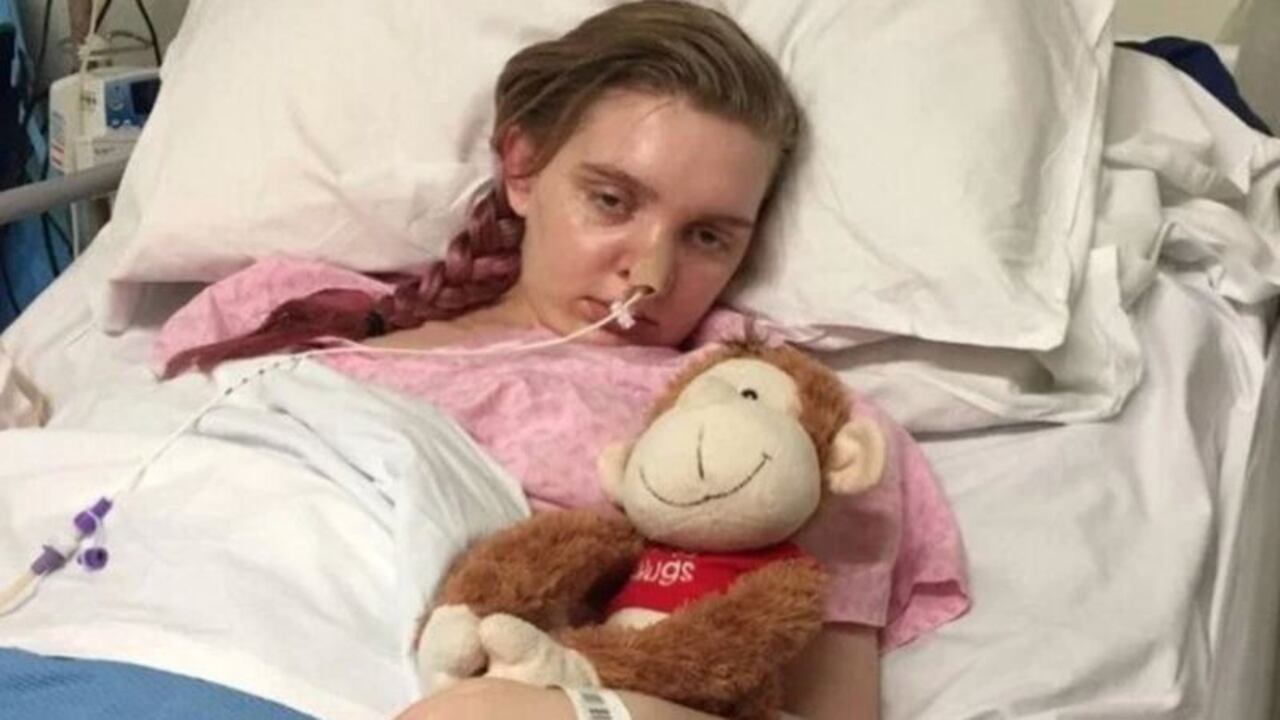 Un mes después de su admisión en el hospital, los médicos comunicaron a sus padres que tendría que someterse a una terapia electroconvulsiva o moriría.
