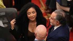 Juliana Guerrero en el Congreso de la República, en Bogotá, el 11 de marzo de 2025. Junto a ella, el ministro del Interior, Armando Benedetti, y varios parlamentarios