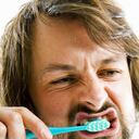 El sarro se produce por la acumulación de bacterias y otras sustancias en la placa bacteriana, la cual con un cepillado y una correcta higiene bucodental puede eliminarse.