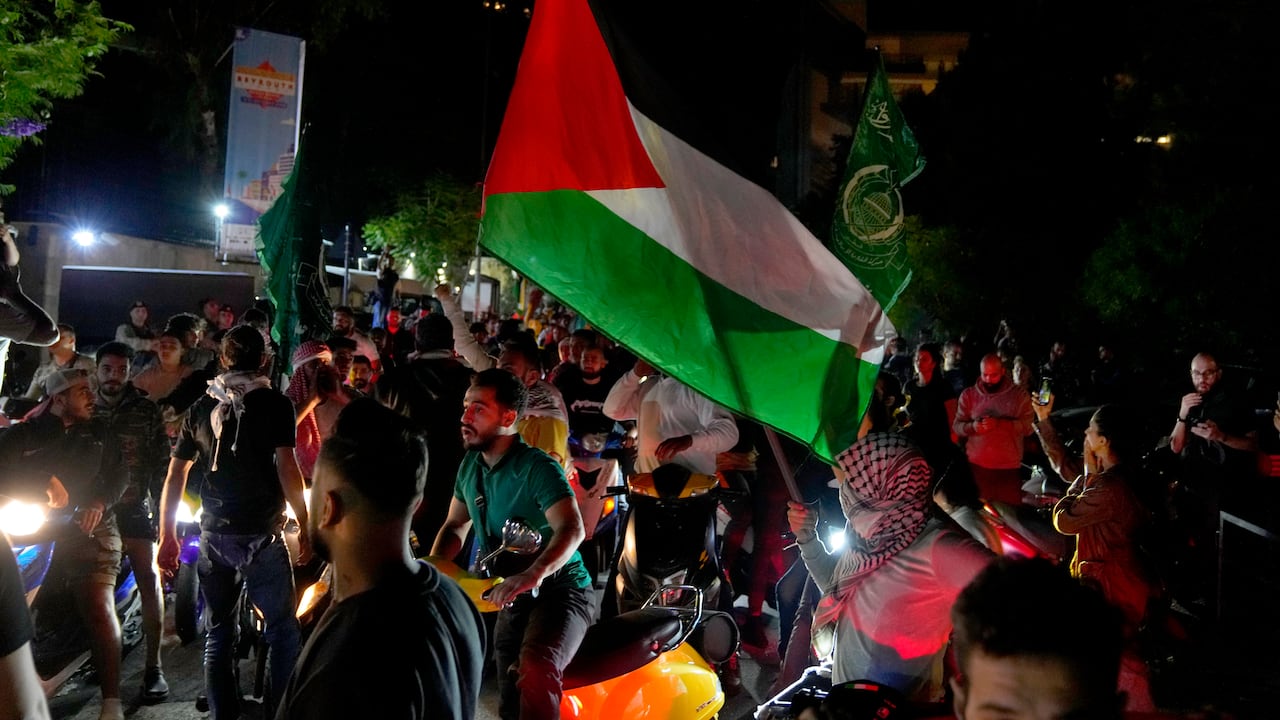 Los manifestantes ondean banderas palestinas durante una protesta en solidaridad con el pueblo palestino en Gaza, frente a la embajada de Francia en Beirut, Líbano, el martes 17 de octubre de 2023.