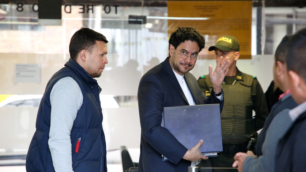 Senador Iván Cepeda citado a declarar en la sala de Instrucción de la Corte Suprema de Justicia en el marco de la investigación que se adelanta contra el senador y expresidente Álvaro Uribe Vélez por fraude procesal y soborno, en relación con una supuesta intención de manipular al testigo Juan Guillermo Monsalve, un exparamilitar que relaciona al exmandatario de ser el creador del Bloque Metro de las Autodefensas
Bogota oct 4 2019
Foto Guillermo Torres Reina / Semana