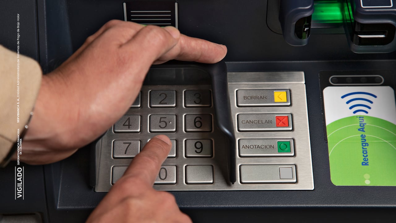 Cuando vaya a realizar una transacción, es importante que no revele el monto de dinero que manejará para evitar que terceros se enteren y usen la información para fines delincuenciales.