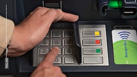 Cuando vaya a realizar una transacción, es importante que no revele el monto de dinero que manejará para evitar que terceros se enteren y usen la información para fines delincuenciales.
