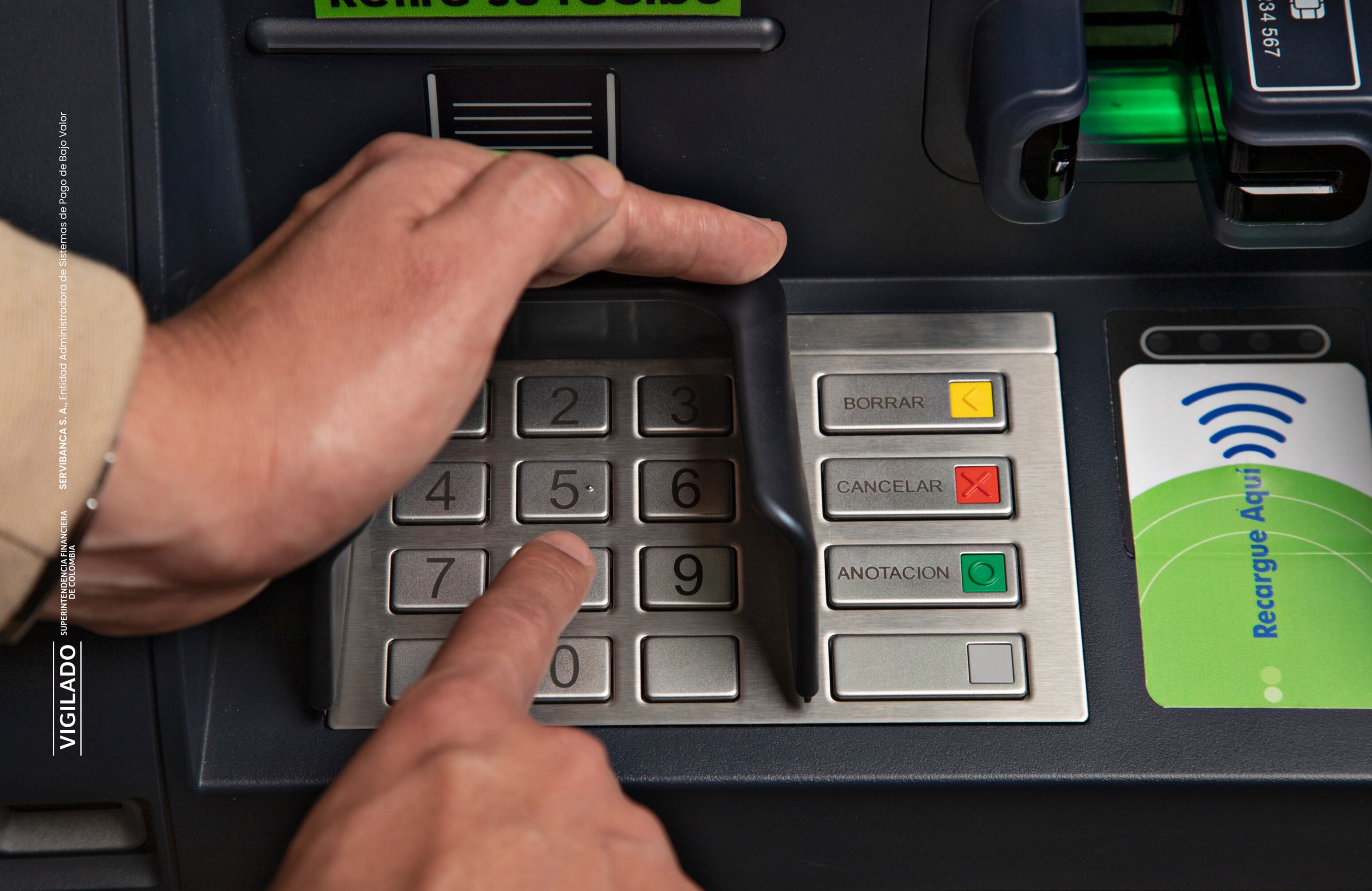 Cuando vaya a realizar una transacción, es importante que no revele el monto de dinero que manejará para evitar que terceros se enteren y usen la información para fines delincuenciales.
