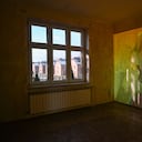 OSWIECIM, POLONIA - 26 DE ENERO: Una vista del antiguo campo de exterminio de concentración nazi alemán Auschwitz I desde una de las habitaciones de la Casa 88, la antigua residencia del comandante de Auschwitz, Rudolf Hoss, el 26 de enero de 2025 en Oswiecim, Polonia. La casa del comandante de Auschwitz durante la Segunda Guerra Mundial, Rudolf Hoss, se abre por primera vez a los visitantes. La casa fue el tema de la película "La zona de interés". (Foto de Omar Marqués/Getty Images)