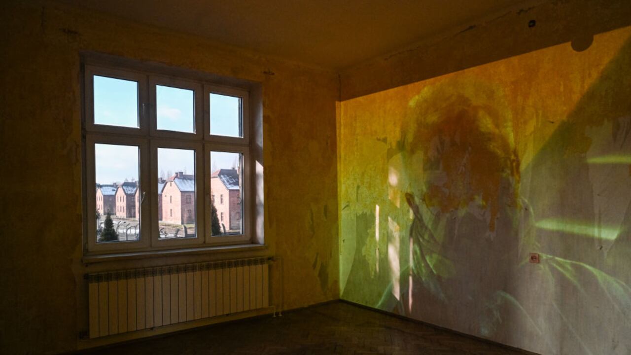 OSWIECIM, POLONIA - 26 DE ENERO: Una vista del antiguo campo de exterminio de concentración nazi alemán Auschwitz I desde una de las habitaciones de la Casa 88, la antigua residencia del comandante de Auschwitz, Rudolf Hoss, el 26 de enero de 2025 en Oswiecim, Polonia. La casa del comandante de Auschwitz durante la Segunda Guerra Mundial, Rudolf Hoss, se abre por primera vez a los visitantes. La casa fue el tema de la película "La zona de interés". (Foto de Omar Marqués/Getty Images).