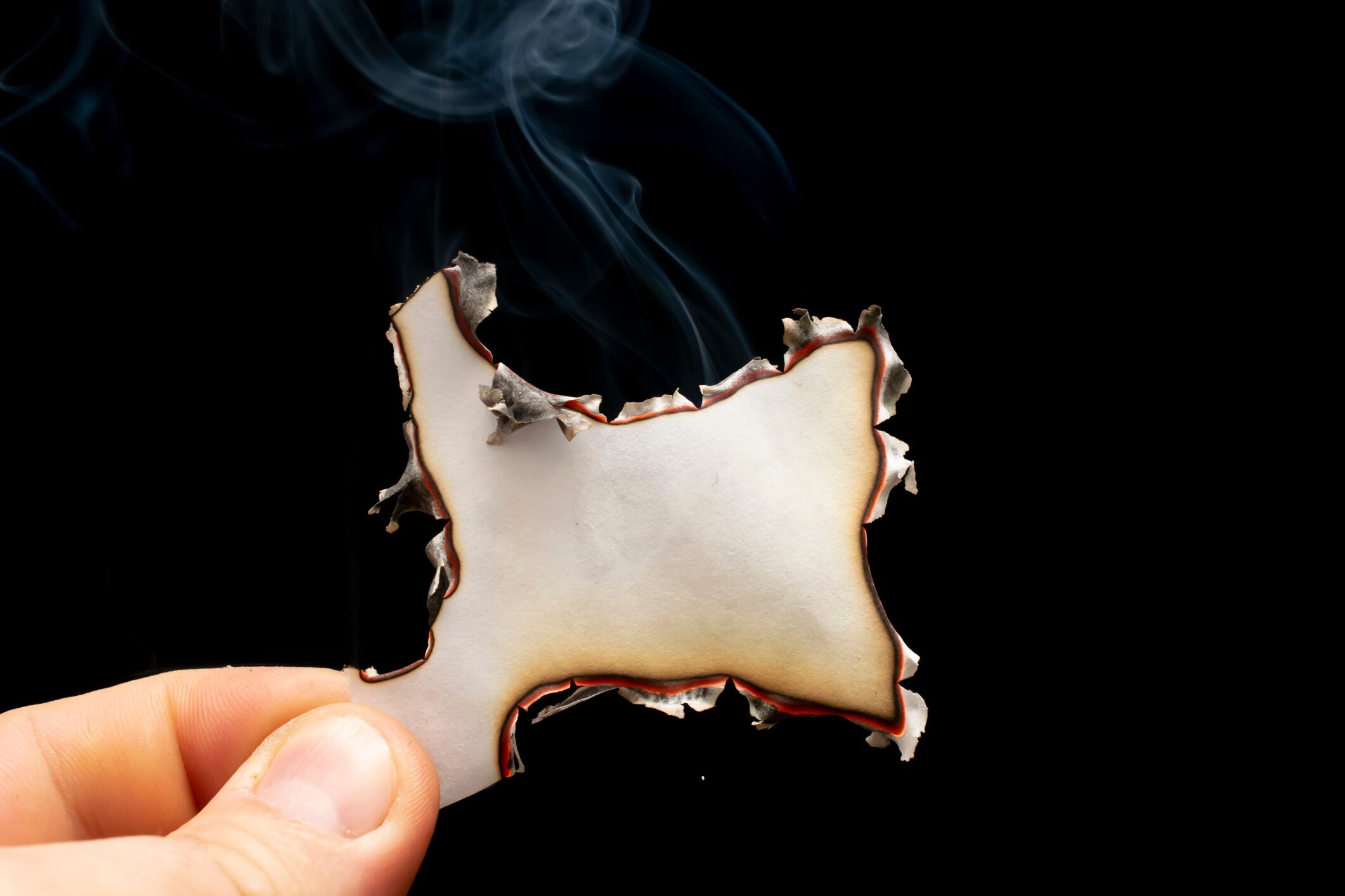 Desentrañando el enigma detrás de esta antigua práctica espiritual que implica plasmar el nombre de alguien en un papel y transformarlo en cenizas.