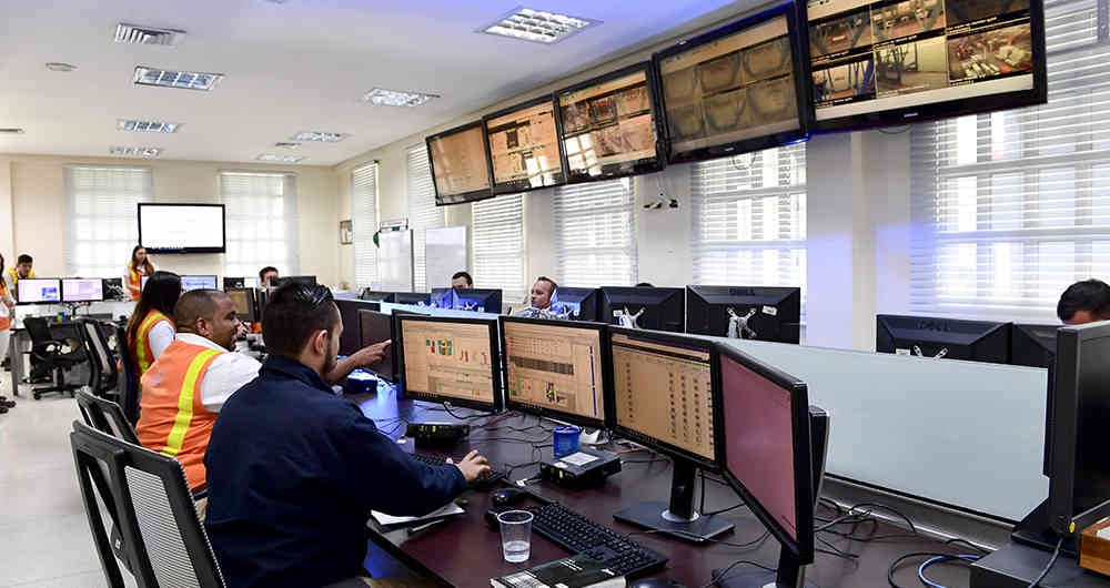 Las grúas Pórtico son tan altas como un edificio de 27 pisos.