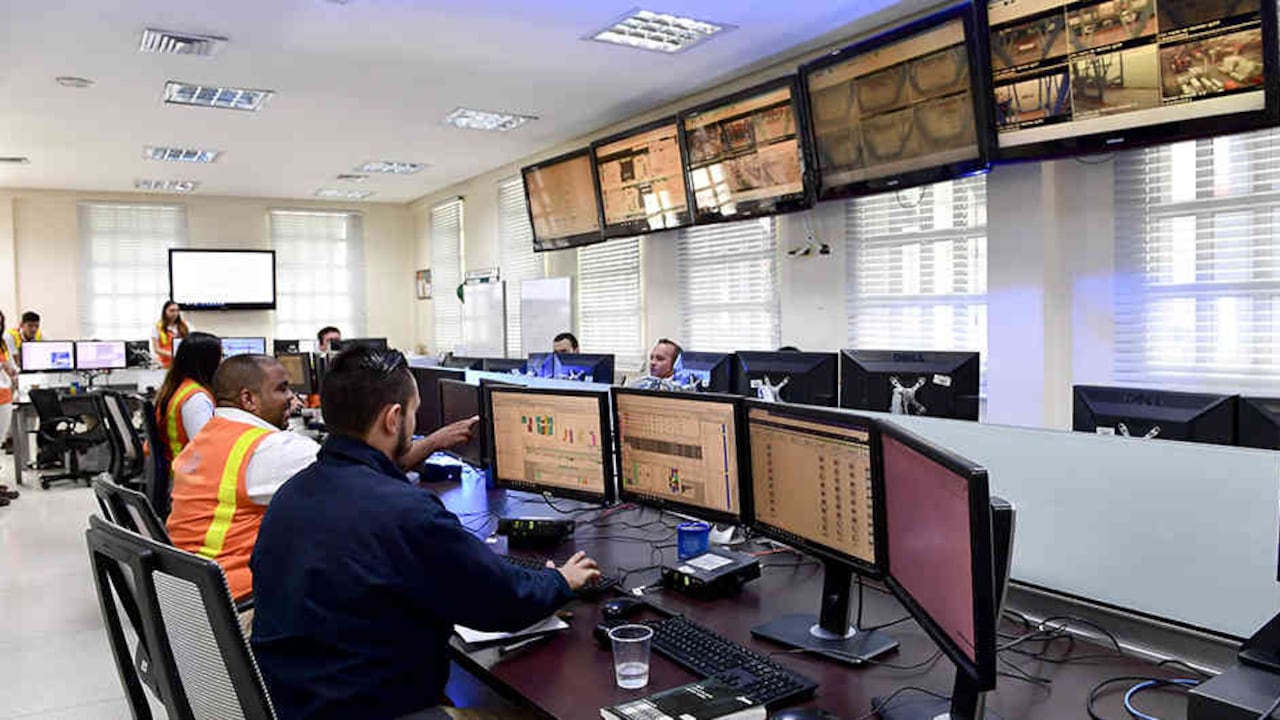 Las grúas Pórtico son tan altas como un edificio de 27 pisos.