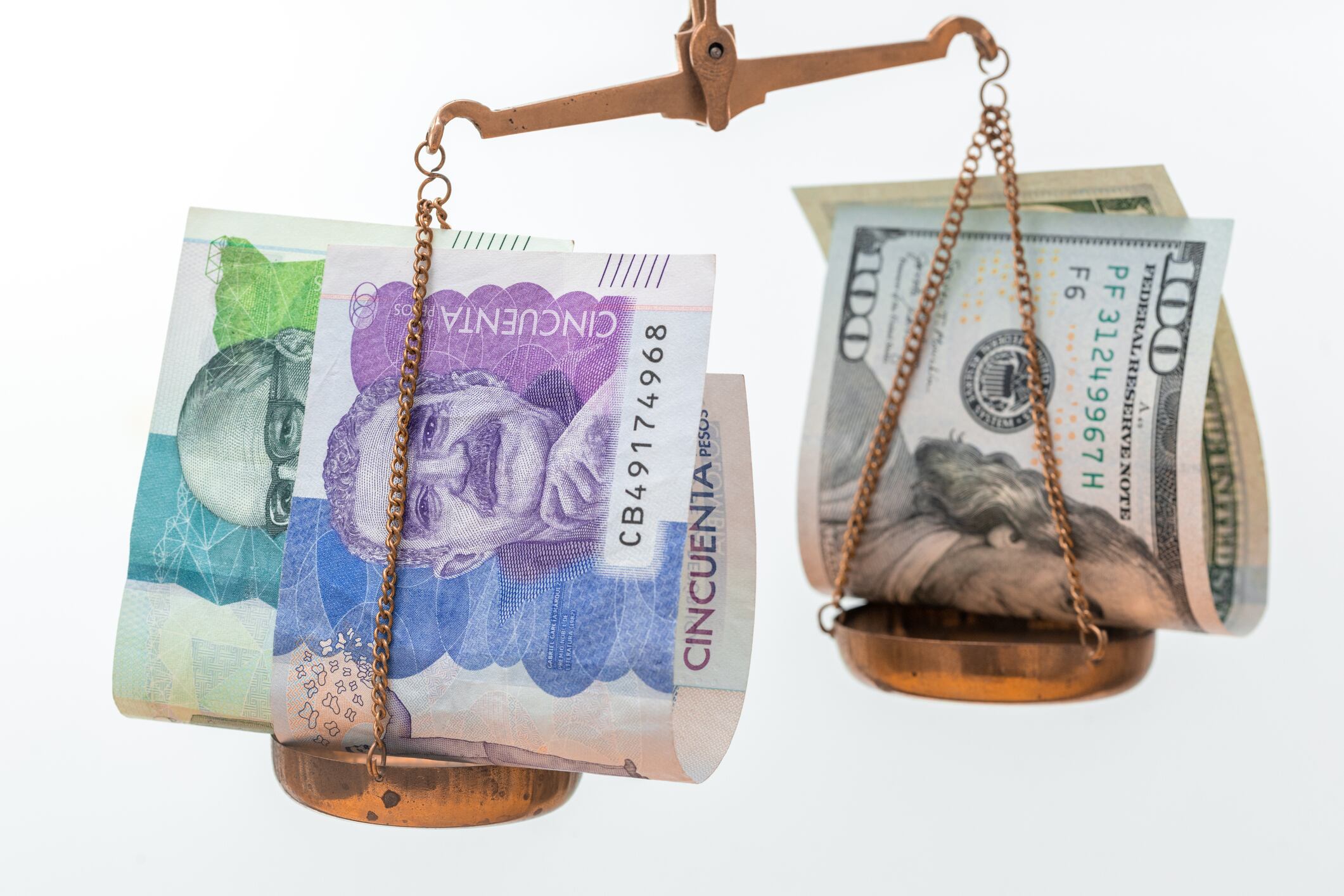 Moneda en movimiento: El peso colombiano gana terreno frente al dólar en la jornada inicial del 11 de agosto.