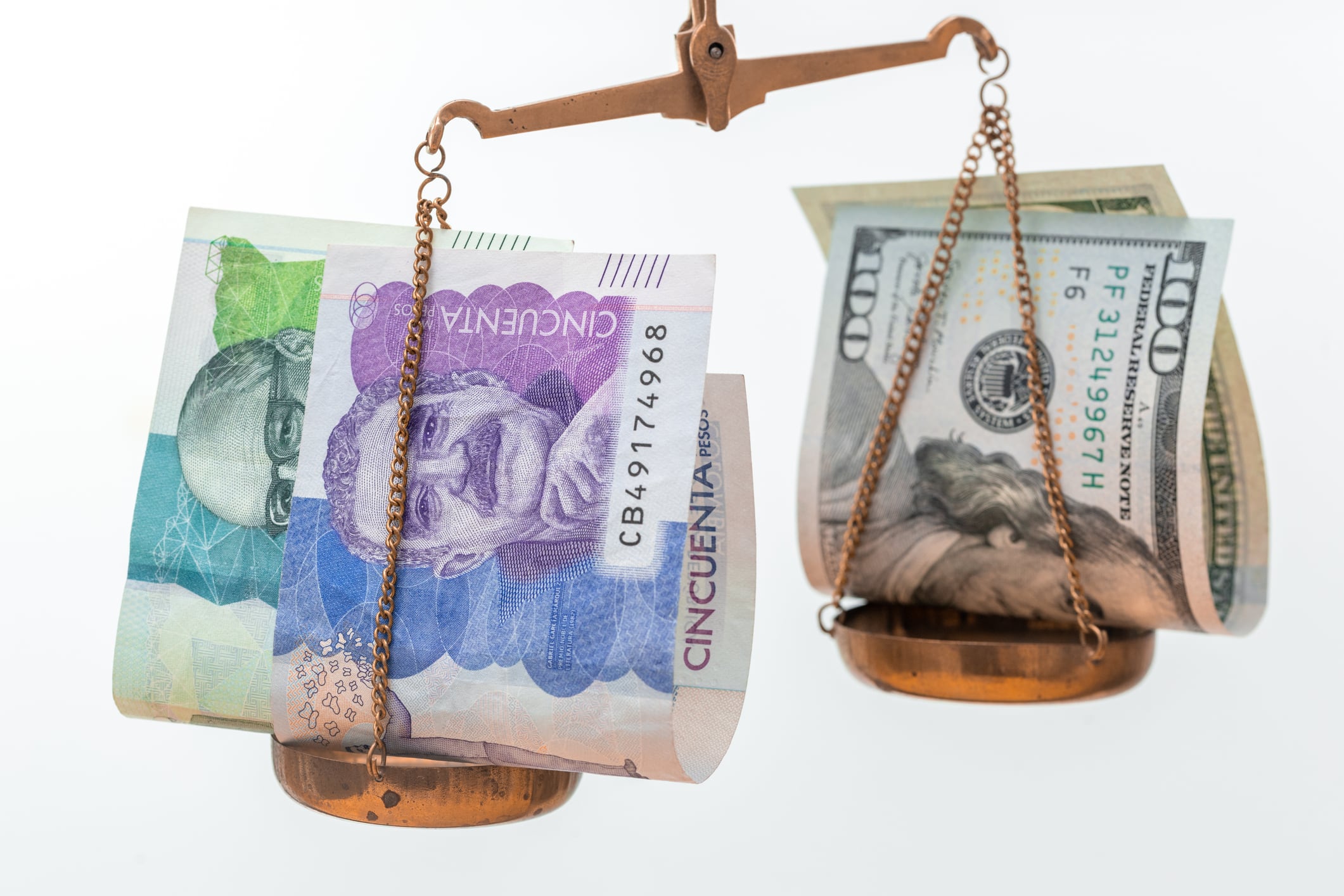 Moneda en movimiento: El peso colombiano gana terreno frente al dólar en la jornada inicial del 11 de agosto.