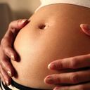 Si la empleada está vinculada a una empresa y su embarazo es considerado riesgoso cuenta con toda la atención prestacional que da el sistema.