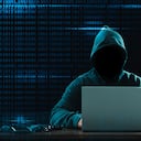 Gran concepto de robo de datos financieros. Un hacker anónimo está pirateando datos financieros altamente protegidos a través de computadoras.