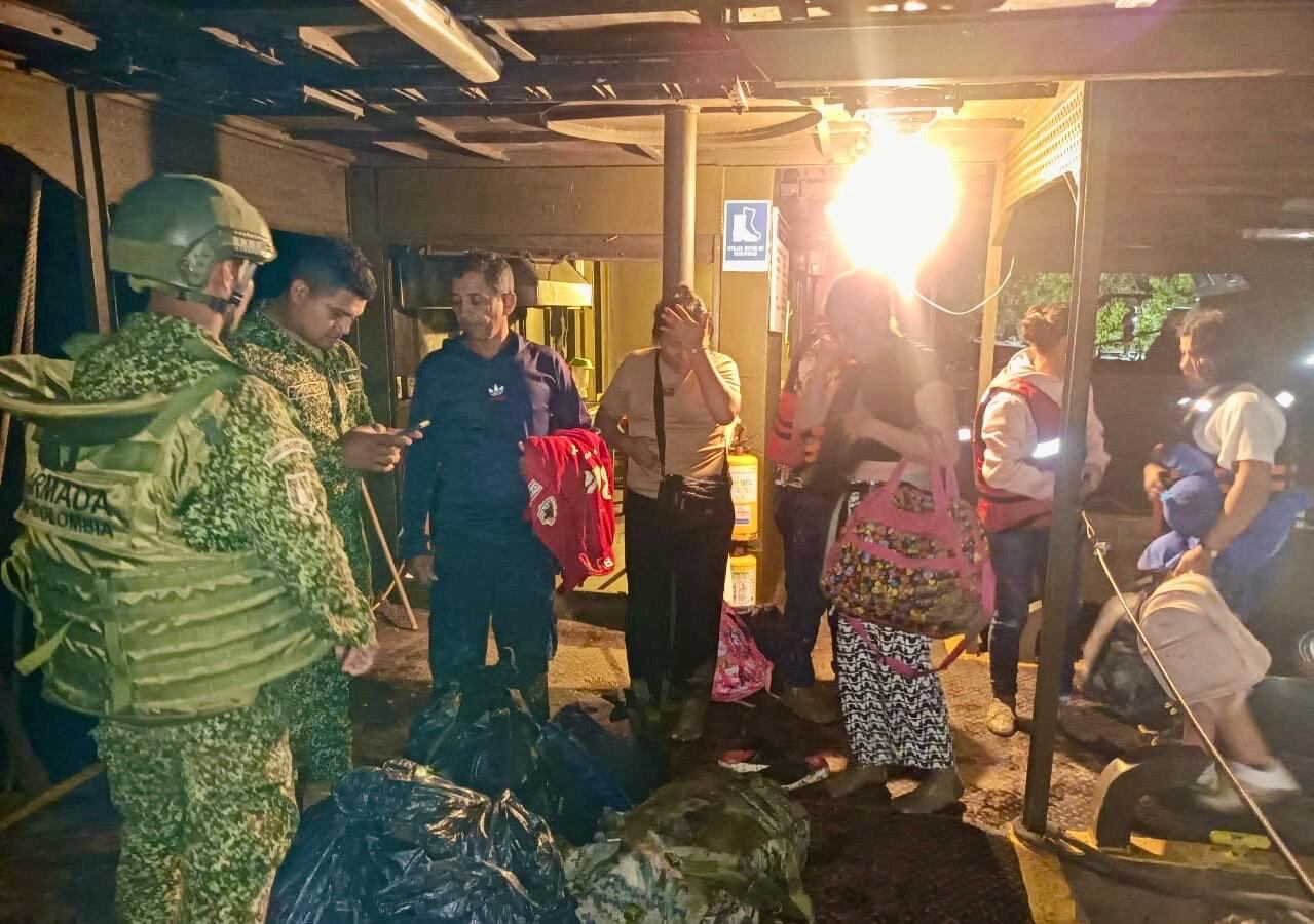 La Armada de Colombia rescató 33 personas tras naufragio en el río Guaviare.