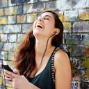 Escuchar sonidos a alto volumen puede generar afectaciones en los oídos.