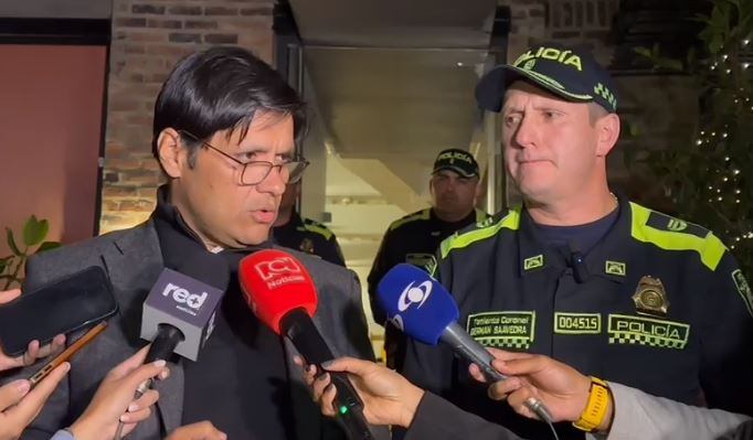 Secretario de Seguridad, César Restrepo, y el teniente coronel, Germán Andrés Saavedra, comandante Operativo de Reacción y Control de la Policía Metropolitana de Bogotá