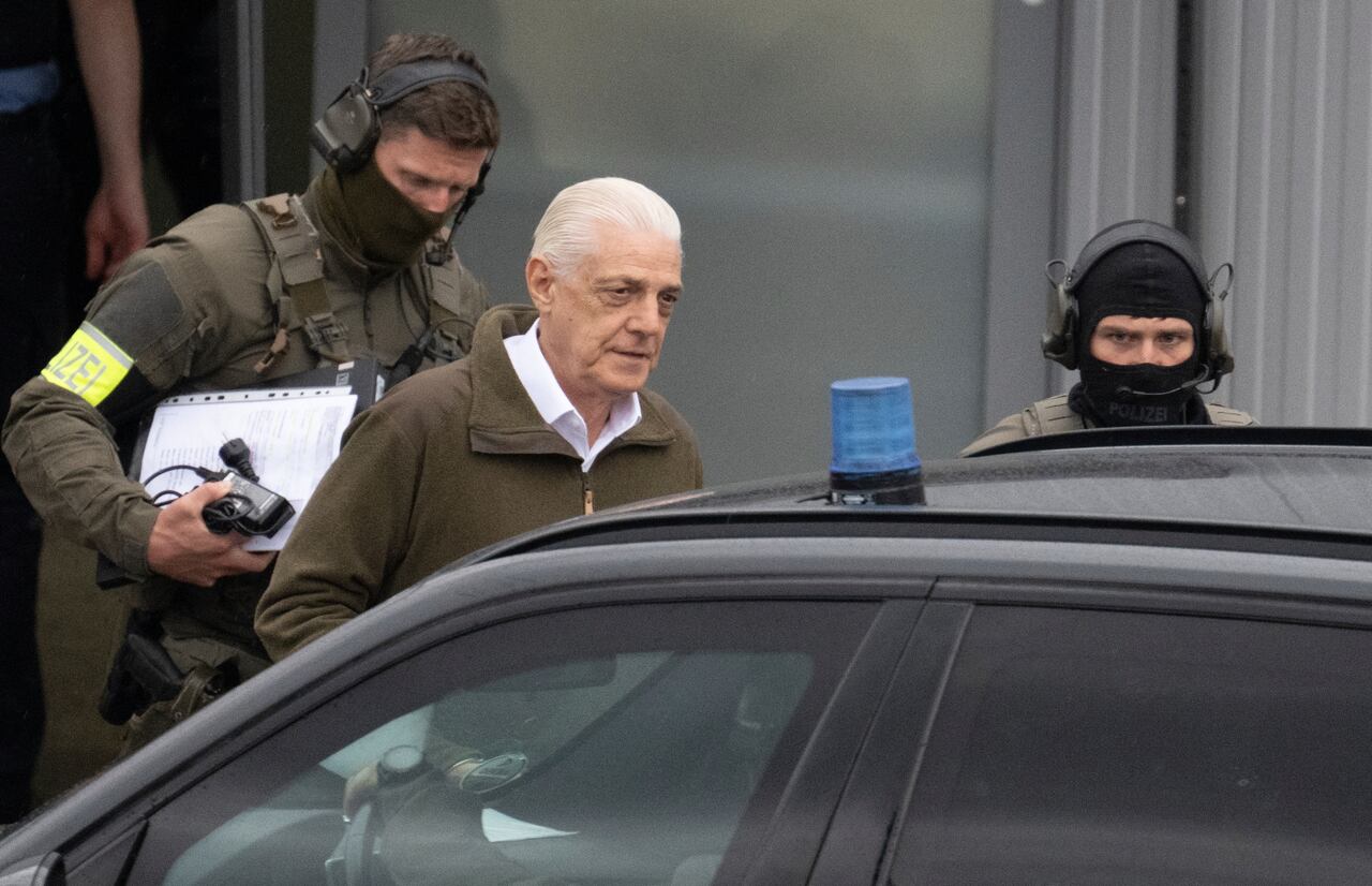 El acusado Ruediger von Pescatore, al frente, en el centro, sale de una sala temporal construida para un juicio que comienza el martes en Frankfurt, Alemania, el martes 21 de mayo de 2024.