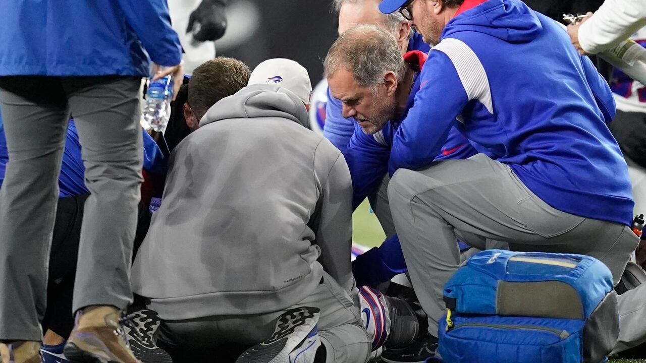 El momento en el que el personal médico reanima a Damar Hamlin sobre el campo de juego