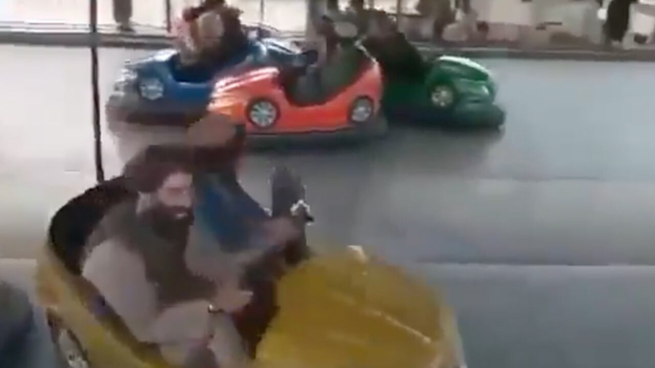 Los talibanes regresaron al poder en Afganistán después de 20 años de guerra marcada por una política de intervención por parte de los Estados Unidos.